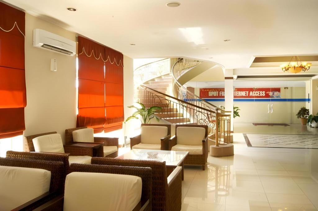 Karlita Hotel Tegal Exterior foto