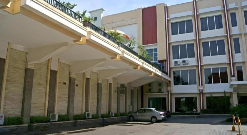 Karlita Hotel Tegal Exterior foto