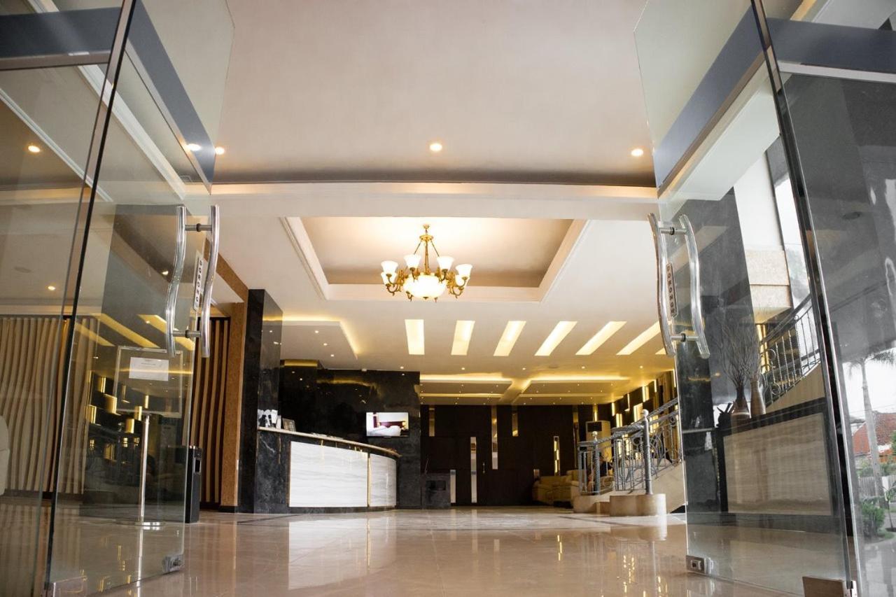 Karlita Hotel Tegal Exterior foto